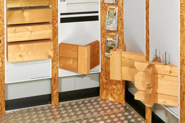 Holzkonstruktionen und Informationsmaterialien im Hornbachmarkt