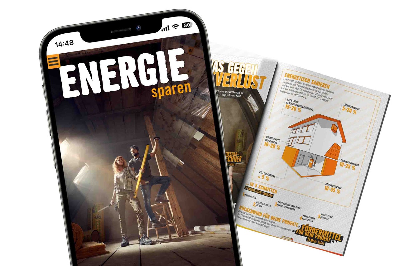 Smartphone mit Anzeige zum Thema Energiesparen und Broschüren zu Energieeffizienz.