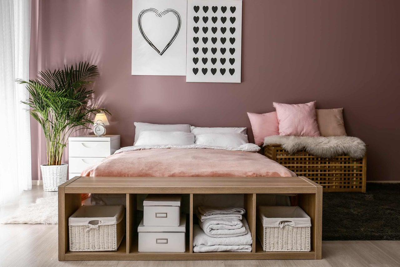 Schlafzimmer mit Bett, Nachttisch und Aufbewahrungslösungen für ein organisiertes Ambiente