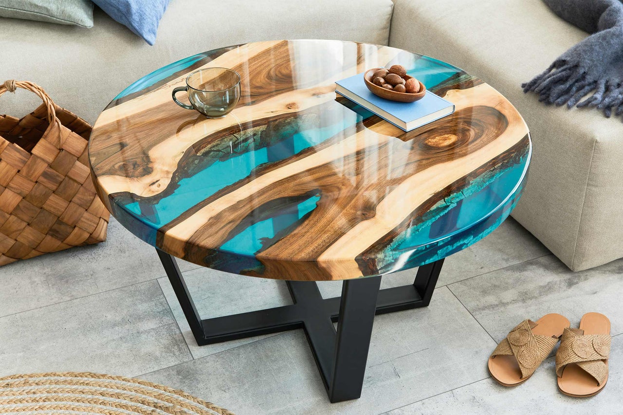 Runder Couchtisch mit Holzplatte, Epoxidharz und schwarzem Metallgestell
