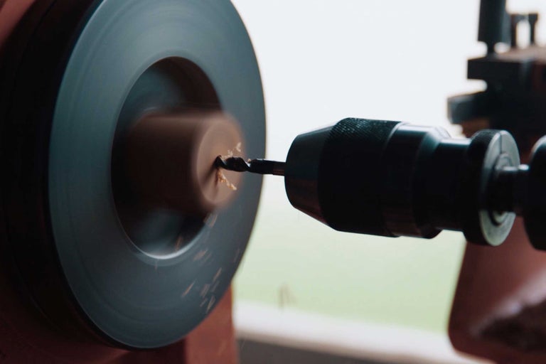 Drehbank mit Bohrer bei der Holzbearbeitung