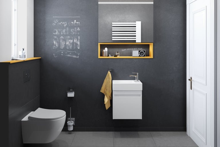 Modernes Badezimmer mit Toilette, Waschtisch und Spiegel