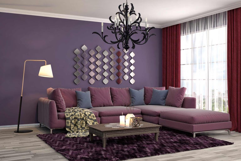 Wohnzimmer mit Ecksofa, Teppich, Kronleuchter und dekorativer Wandgestaltung