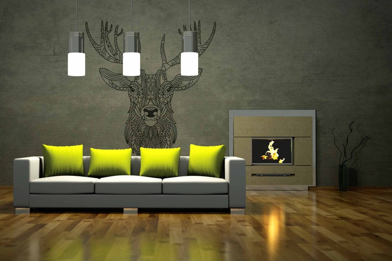 Wohnzimmer mit Sofa, Kissen, Lampe, Kamin und Hirsch Wandtattoo