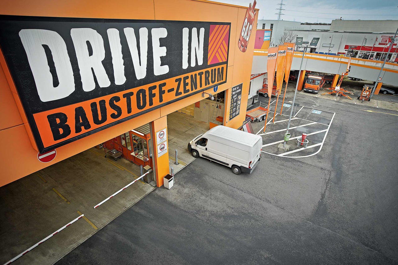 Ansicht des Drive-In Baustoff-Zentrums von Hornbach mit einem Lieferwagen