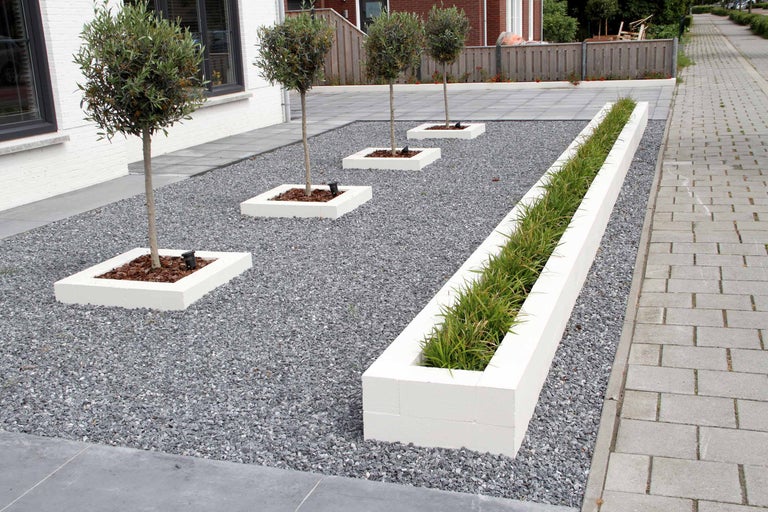 Garten mit Bäumen in quadratischen Pflanzgefäßen, einem länglichen Pflanzgefäß und Kies