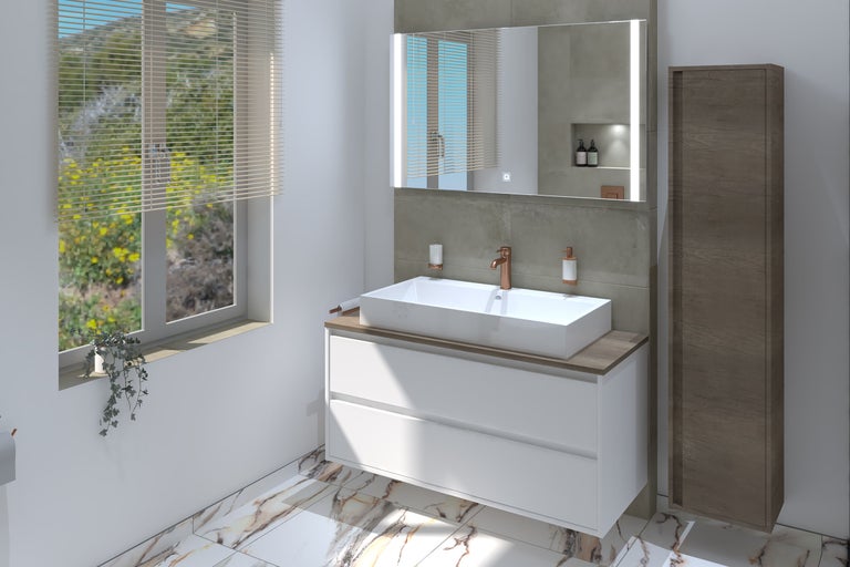 Badezimmer mit Waschtisch, Spiegel mit Beleuchtung und Hochschrank