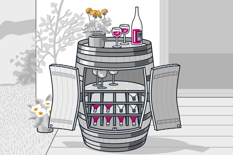 Weinregal im Fassdesign mit Wein, Gläsern und Blumen
