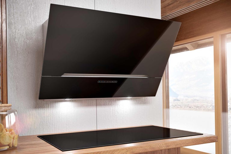 Moderne Küche mit Dunstabzugshaube und Kochfeld.