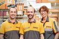 Drei Hornbach Mitarbeiter in Arbeitskleidung