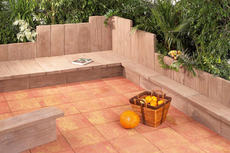 Gartenbereich mit Pflastersteinen, Sitzgelegenheiten und Bepflanzung