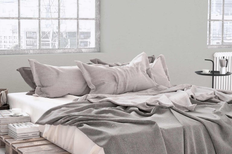 Bett mit Kissen und Tagesdecke im Schlafzimmer