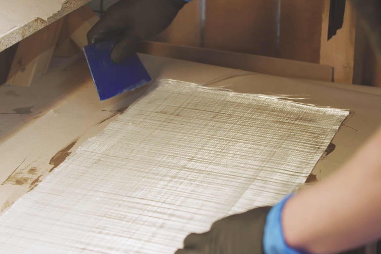 Auftragen von Glasfasergewebe mit einem Spachtel