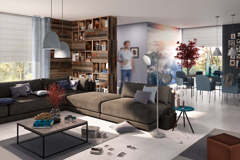 Wohnzimmer mit Sofa, Tisch, Bücherregal und Stehlampe