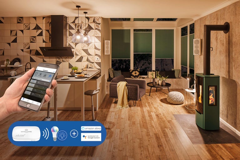 Wohnraum mit Kaminofen, Smart Home Steuerung per Smartphone und Amazon Alexa Logo