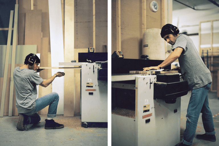 Zwei Männer arbeiten mit einer Hobelmaschine in einer Werkstatt.