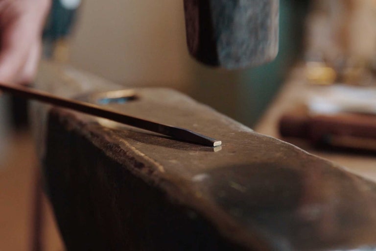 Hammer und Meißel auf Amboss