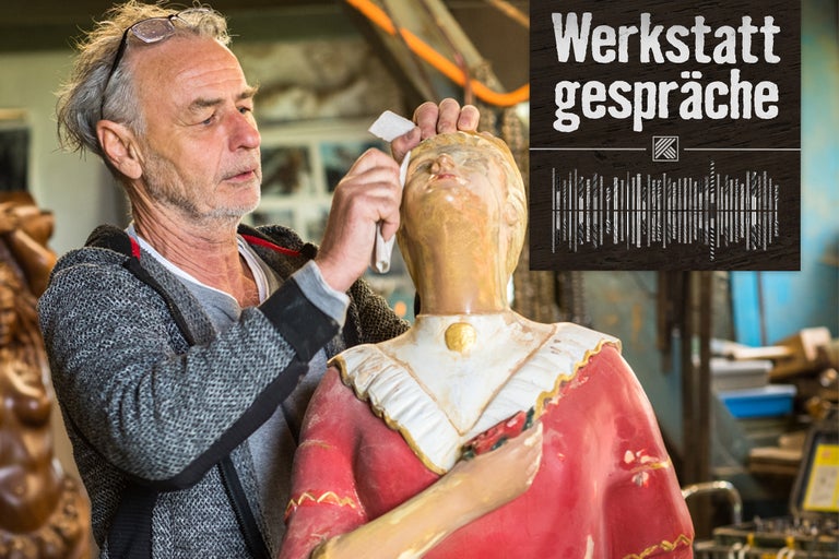 Ein Mann restauriert eine bemalte Holzfigur, im Hintergrund der Schriftzug Werkstattgespräche.