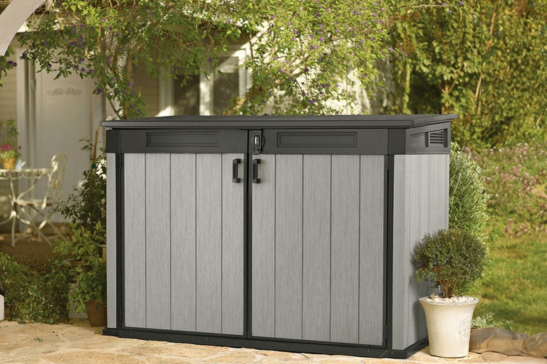 Gartengeräteschrank aus Kunststoff mit Doppeltür im Garten