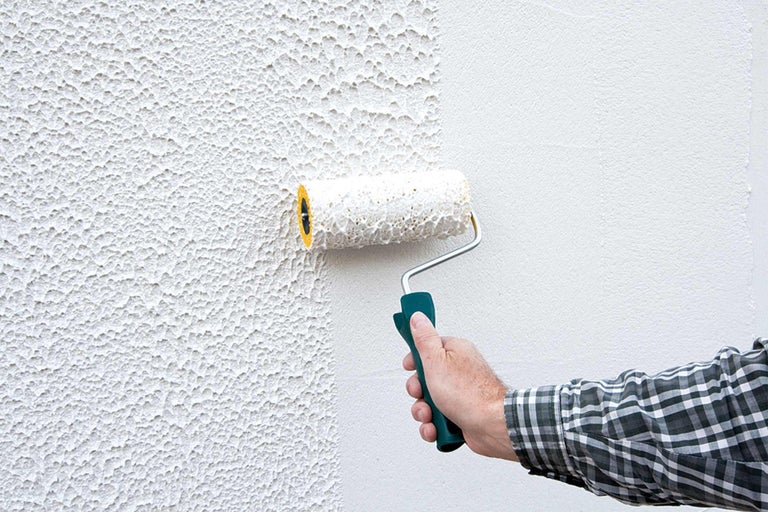 Außenwandgestaltung mit Strukturputz und Farbroller