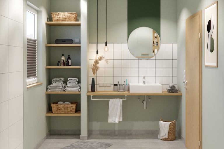 Modernes Badezimmer mit Waschtisch, Spiegel, Regalen und Dekorationen für ein helles und organisiertes Ambiente.