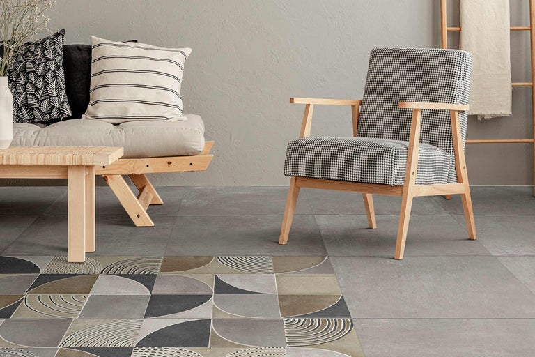 Wohnzimmer mit Couch, Sessel und Bodenfliesen in verschiedenen Designs