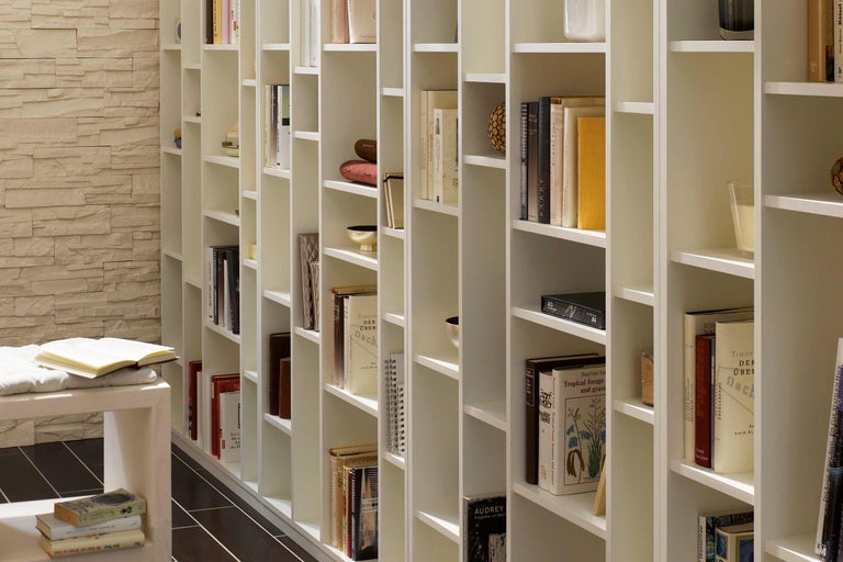 Helles Zimmer mit Bücherregal und Dekoration