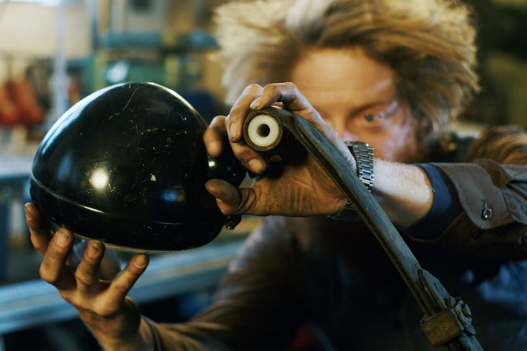 Eine Person hält einen Scheinwerfer in der Hand