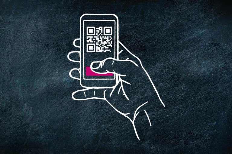 Hand hält Smartphone mit QR-Code