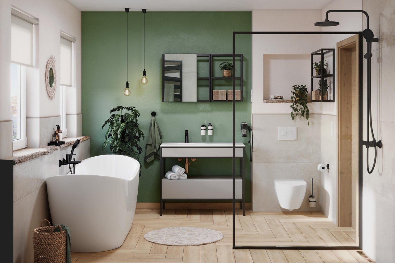 Helles Badezimmer mit freistehender Badewanne, Waschtisch, Spiegel und Dusche