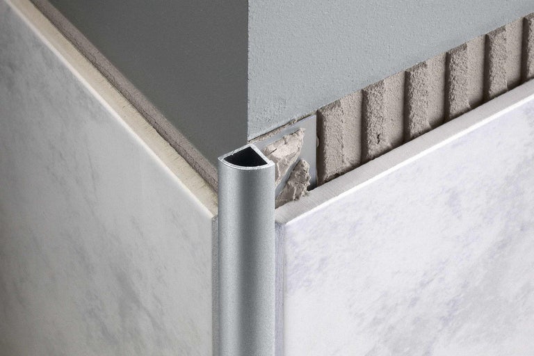 Eckprofil aus Aluminium an einer gefliesten Ecke