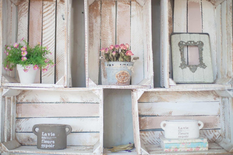 Dekoratives Wandregal aus Holz mit Blumen und Deko-Objekten