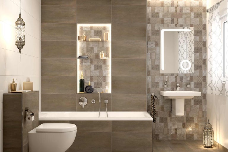 Badezimmer mit Badewanne, Waschbecken und Wandfliesen in verschiedenen Mustern