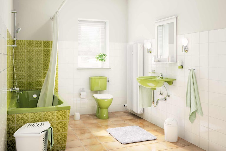 Badezimmer mit Badewanne, Waschbecken und Toilette