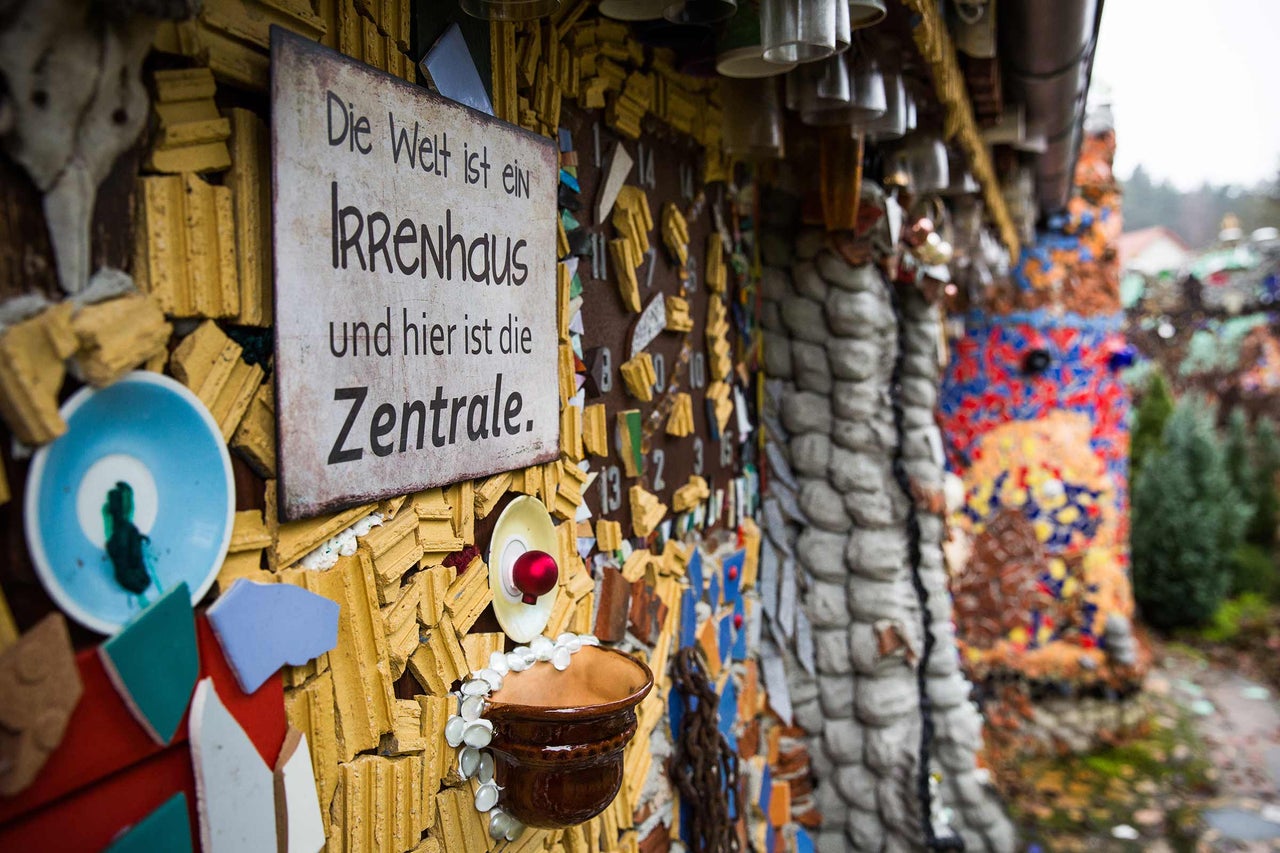 Wanddekoration mit Schild und Zitat: Die Welt ist ein Irrenhaus und hier ist die Zentrale.