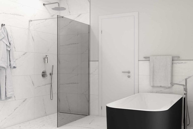 Badezimmer mit Dusche, Badewanne, Glastrennwand, Handtüchern und Bademantel