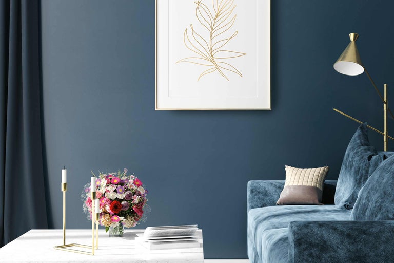 Wohnzimmer-Szene mit Sofa, Tisch, Blumenvase, Kerzenständer und Wanddekoration