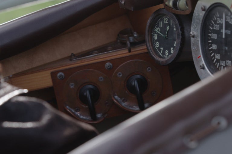 Detailaufnahme des Cockpits eines Flugzeugs mit Instrumenten und Schaltern
