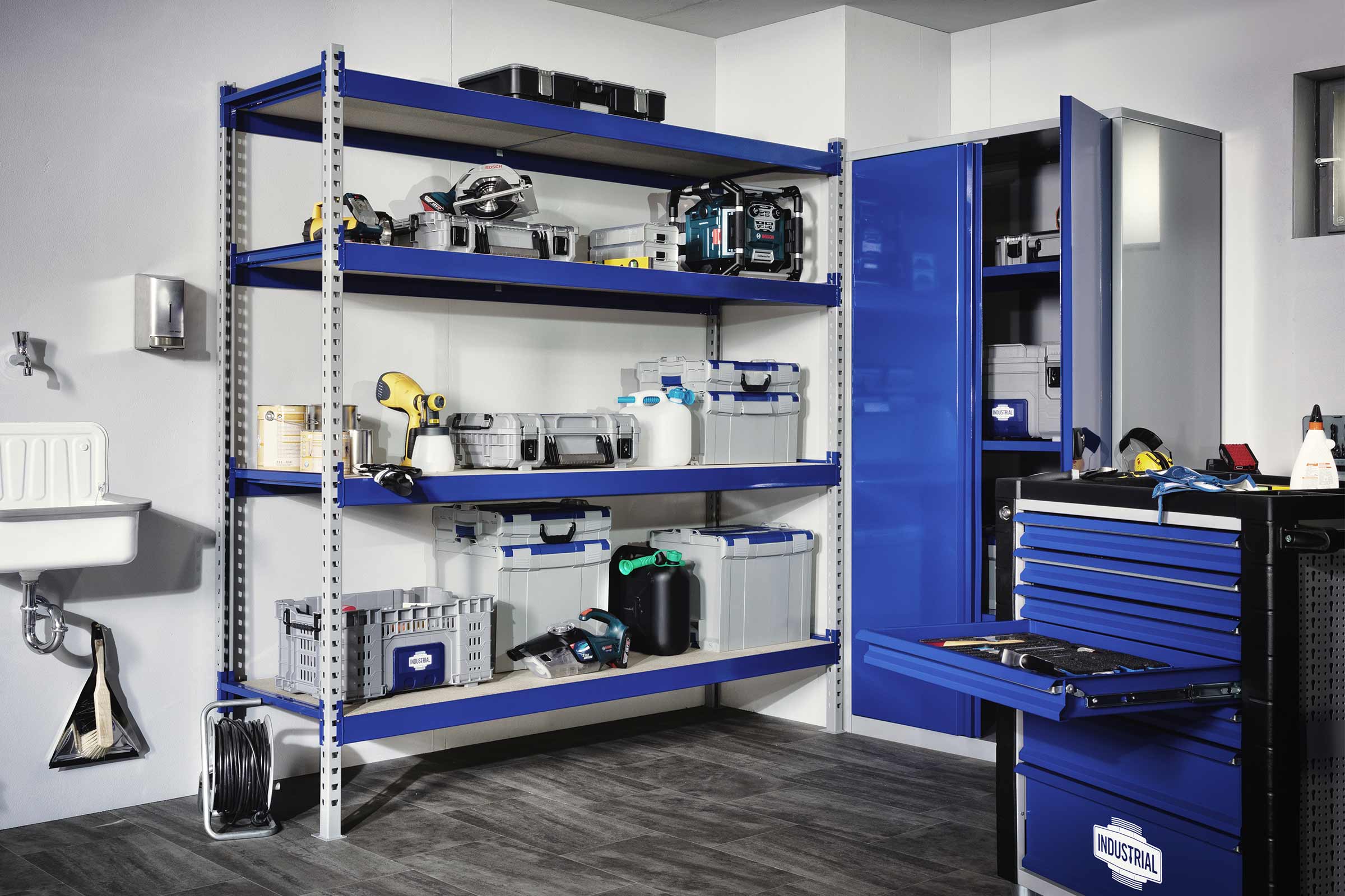 Werkstatt mit Regalen, Werkzeugschrank und Werkzeugwagen zur Aufbewahrung von Werkzeugen und Zubehör.