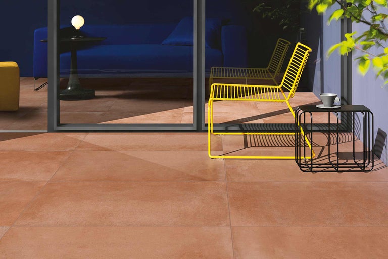 Terrasse mit Bodenfliesen, Stühlen und Tisch