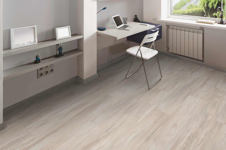 Heller Büroraum mit Laminatboden, Schreibtisch und Stuhl