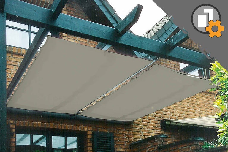 Aufgespannte Sonnensegelanlage auf einer Terrasse