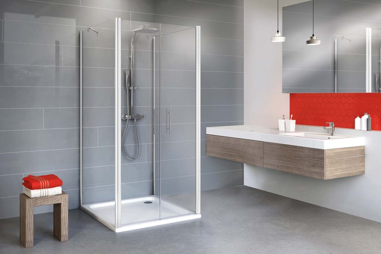 Badezimmer mit Duschkabine, Waschbecken und Handtüchern