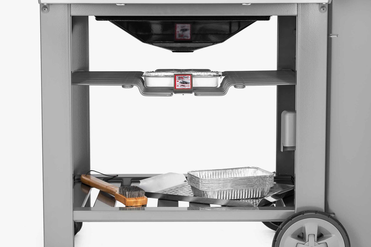Untergestell eines Grills mit Grillbürste, Grillwender und Aluschalen