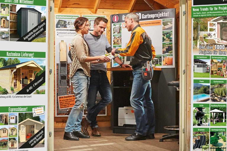 Kunden lassen sich von einem Hornbach Mitarbeiter zu Gartenprojekten beraten.