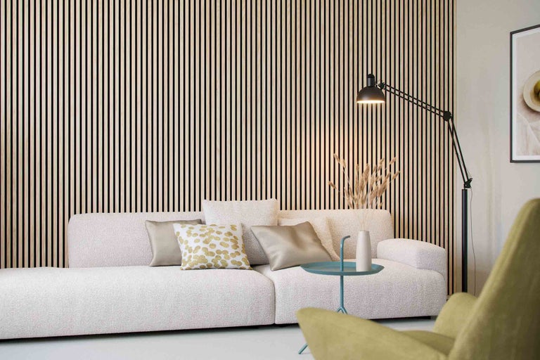 Wohnzimmer mit Holzpaneelwand, Sofa und Stehlampe