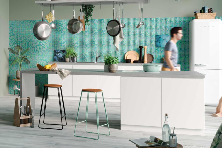 Helle Küche mit Küchenutensilien, Mosaikfliesen und Barhockern