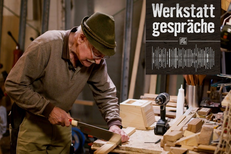 Ein Mann sägt Holz in einer Werkstatt mit Werkstattgespräche Logo