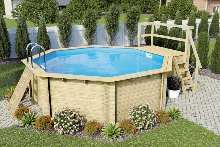 Achtförmiger Holzpool mit Leiter und Deck im Garten.