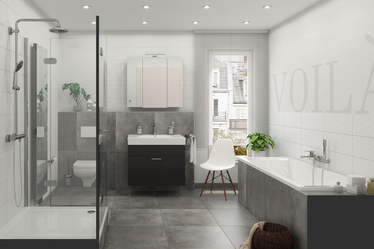 Helles Badezimmer mit Dusche, Toilette, Waschtisch, Spiegel, Badewanne und Stuhl